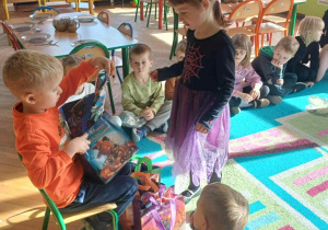 Mateusz rozdaje dzieciom upominki