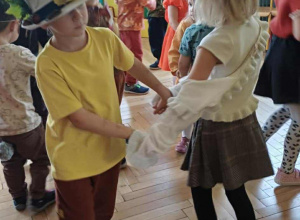 dzieci bawią się na jesiennym balu