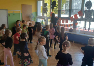 pani Paulina uczy kroków tańca