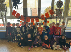 Kotki w przebraniach halloweenowych