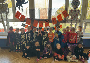 Kotki po zabawie halloweenowej