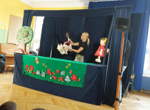 Zdjęcie przedstawia aktorów podczas przedstawienia