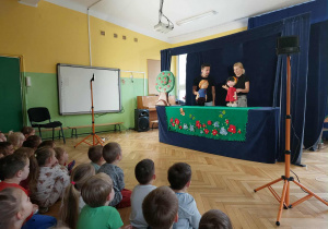 Dzieci oglądają przedstawienie Samolubny olbrzym