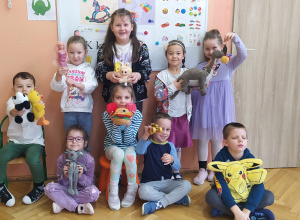 Zdjęcie przedstawia dzieci z ulubionymi zabawkami