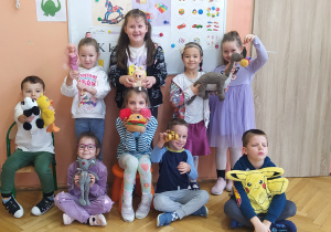Zdjęcie przedstawia dzieci z ulubionymi zabawkami