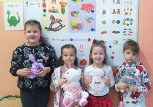 Zdjęcie przedstawia dzieci z zabawkami