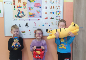 Zdjęcie przedstawia dzieci z zabawkami