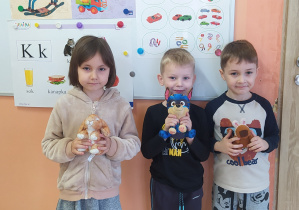 Zdjęcie przedstawia dzieci z zabawkami
