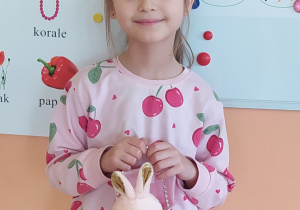 Zdjęcie przedstawia dziewczynkę z ulubionym królikiem