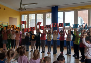 dzieci pozują z literami