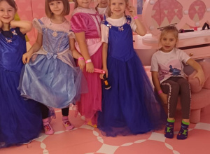 dziewczynki w przebraniach ksiezniczek
