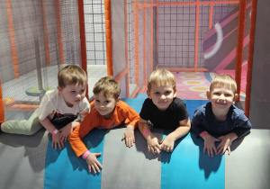 chłopcy pozują do zdjęcia