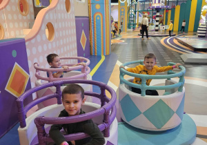 chłopcy w filiżankach