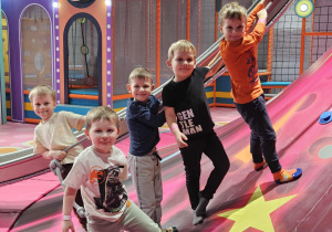 chłopcy się wspinają