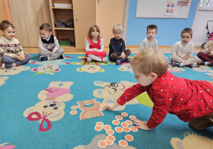 Franek liczy misie łapki