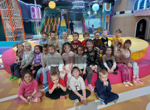 Zdjęcie przedstawia dzieci w Hopa Lupa