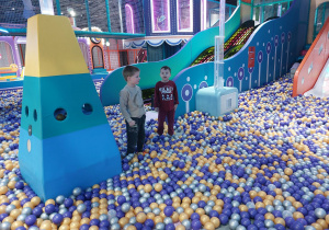 Zdjęcie przedstawia chłopców w kulkach