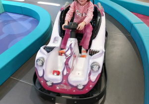 Zdjęcie przedstawia dziewczynkę w aucie