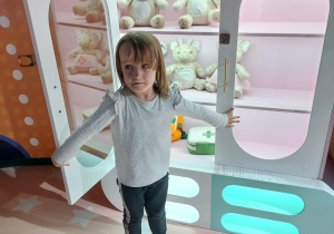 Zdjęcie przedstawia dziewczynkę podczas zabawy