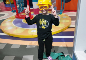 Zdjęcie przedstawia chłopca podczas zabawy