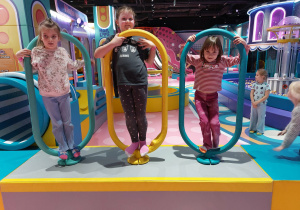 Zdjęcie przedstawia dziewczynki podczas zabawy