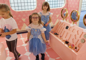 Zdjęcie przedstawia dziewczynki podczas zabawy