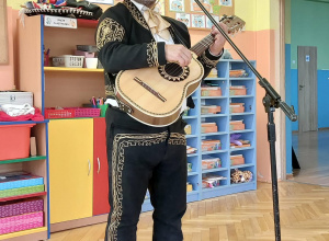 Zdjęcie przedstawia pana Pedro podczas koncertu