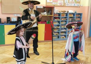 Zdjęcie przedstawia dzieci podczas koncertu