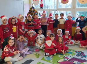 Zdjęcie przedstawia dzieci w strojach mikołajkowych