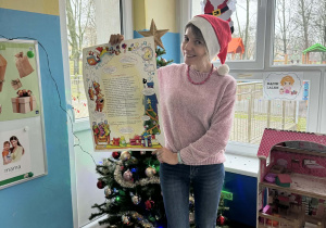 Pani Ania czyta list od świętego Mikołaja