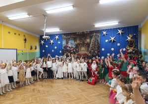 Zdjęcie przedstawia dzieci podczas uroczystości