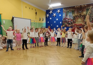 Zdjęcie przedstawia grupę maluszków