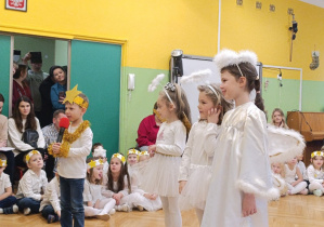 Zdjęcie przedstawia dzieci podczas recytacji wierszy