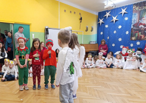 Zdjęcie przedstawia dzieci podczas uroczystości