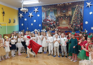 Zdjęcie przedstawia dzieci podczas uroczystości