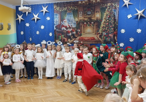 Zdjęcie przedstawia dzieci podczas uroczystości