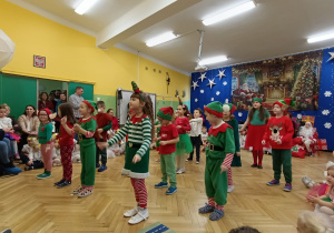 Zdjęcie przedstawia grupę Dinusie