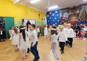 Zdjęcie przedstawia grupę Kotki