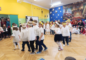 Zdjęcie przedstawia grupę Kotki