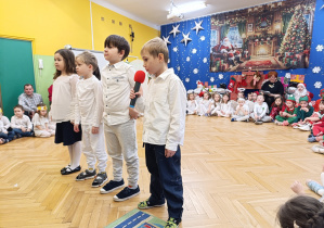 Zdjęcie przedstawia grupę dzieci