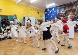 Zdjęcie przedstawia grupę Żabki