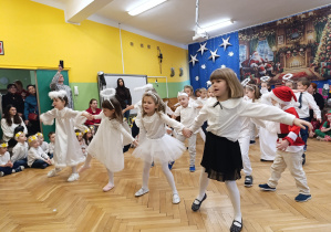 Zdjęcie przedstawia grupę Żabki