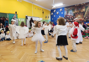 Zdjęcie przedstawia grupę Żabki