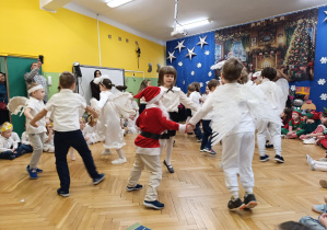 Zdjęcie przedstawia grupę Żabki