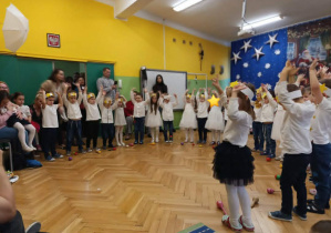 Zdjęcie przedstawia grupę Kotki