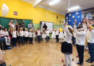 Zdjęcie przedstawia grupę Kotki