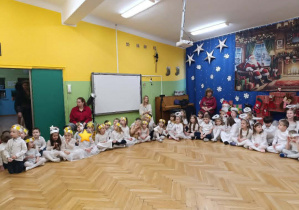 Zdjęcie przedstawia dzieci podczas uroczystości