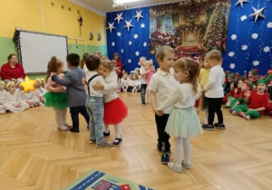 Zdjęcie przedstawia grupę maluszków