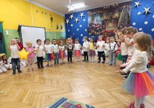 Zdjęcie przedstawia grupę maluszków