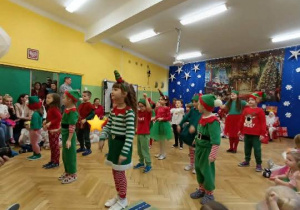 Zdjęcie przedstawia grupę skrzatów